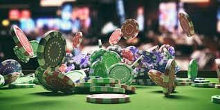 Dealer membagikan kartu Pemain dan Banker di meja Baccarat pns777